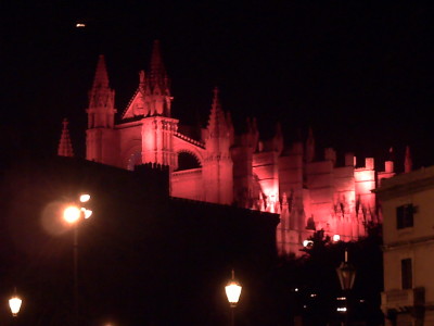 パルマ・デ・マヨルカ市の日に赤いライトに照らされるカテドラル