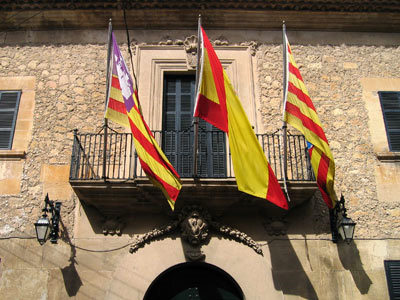 市庁舎と思われる建物の旗